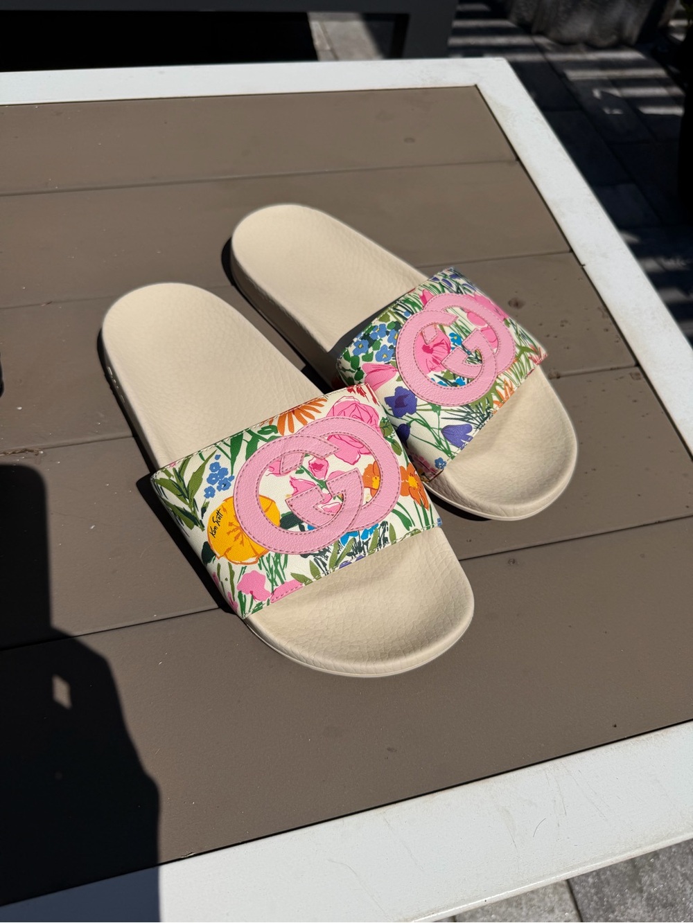 Gucci Floral Print Slide Sandals with Pink Logo - Cream Footbed